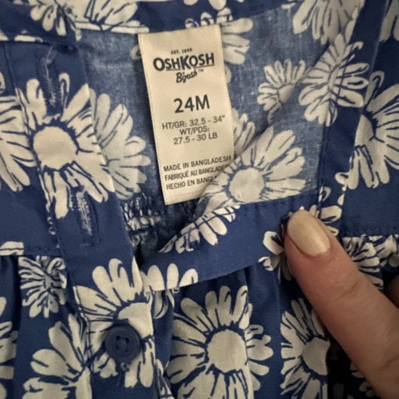 Lovely floral dress, Oshkosh with button detail in the front - Picture 4 of 4
